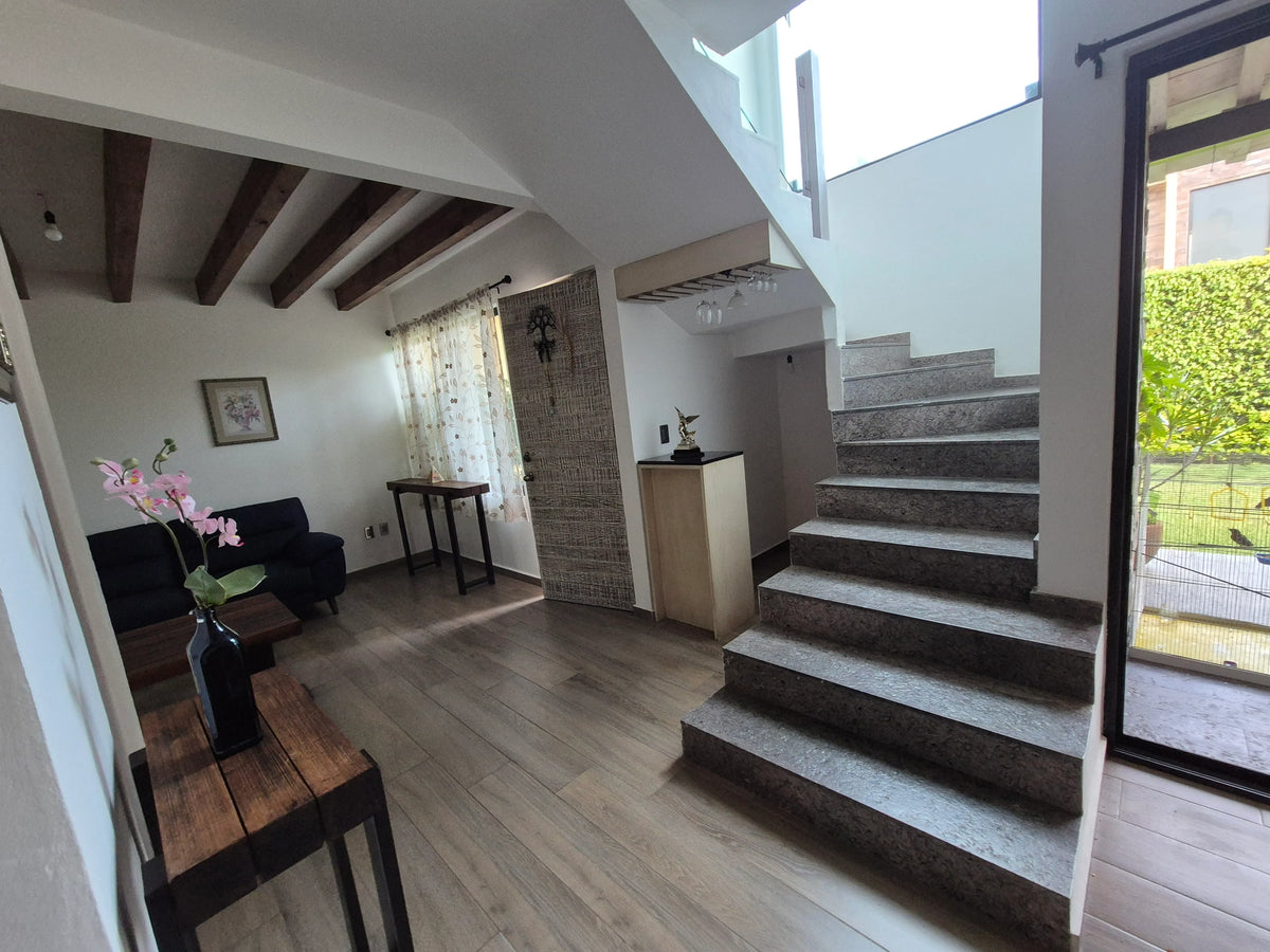 Estancia y escalera — Casa Brisas del Mar, Jiutepec