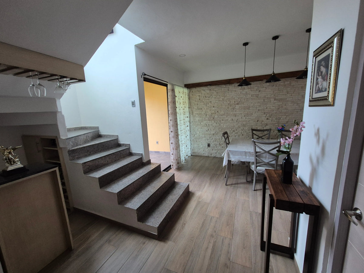 Comedor y escalera — Casa Brisas del Mar, Jiutepec