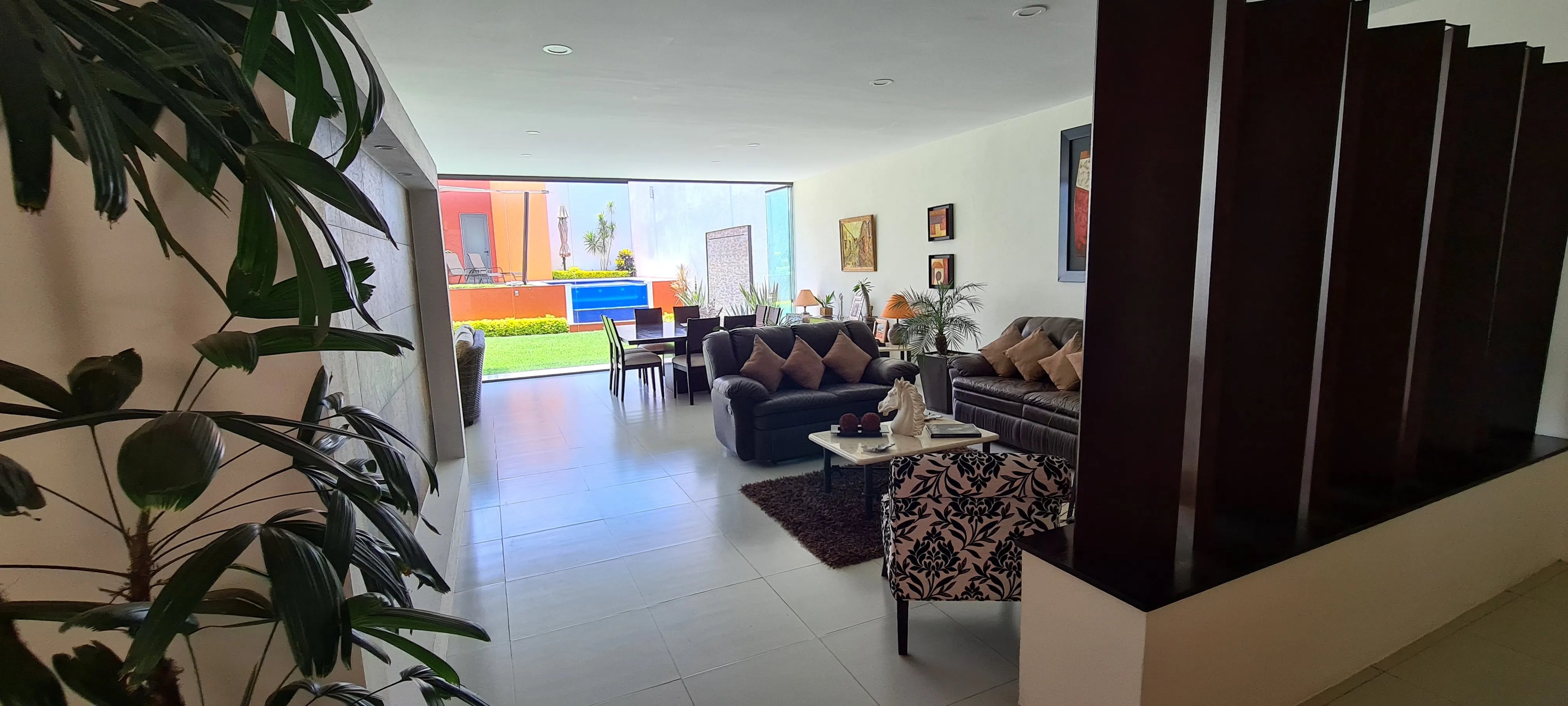 Casa en venta en Residencial Corinto, Temixco — 4 recámaras, alberca y paneles solares