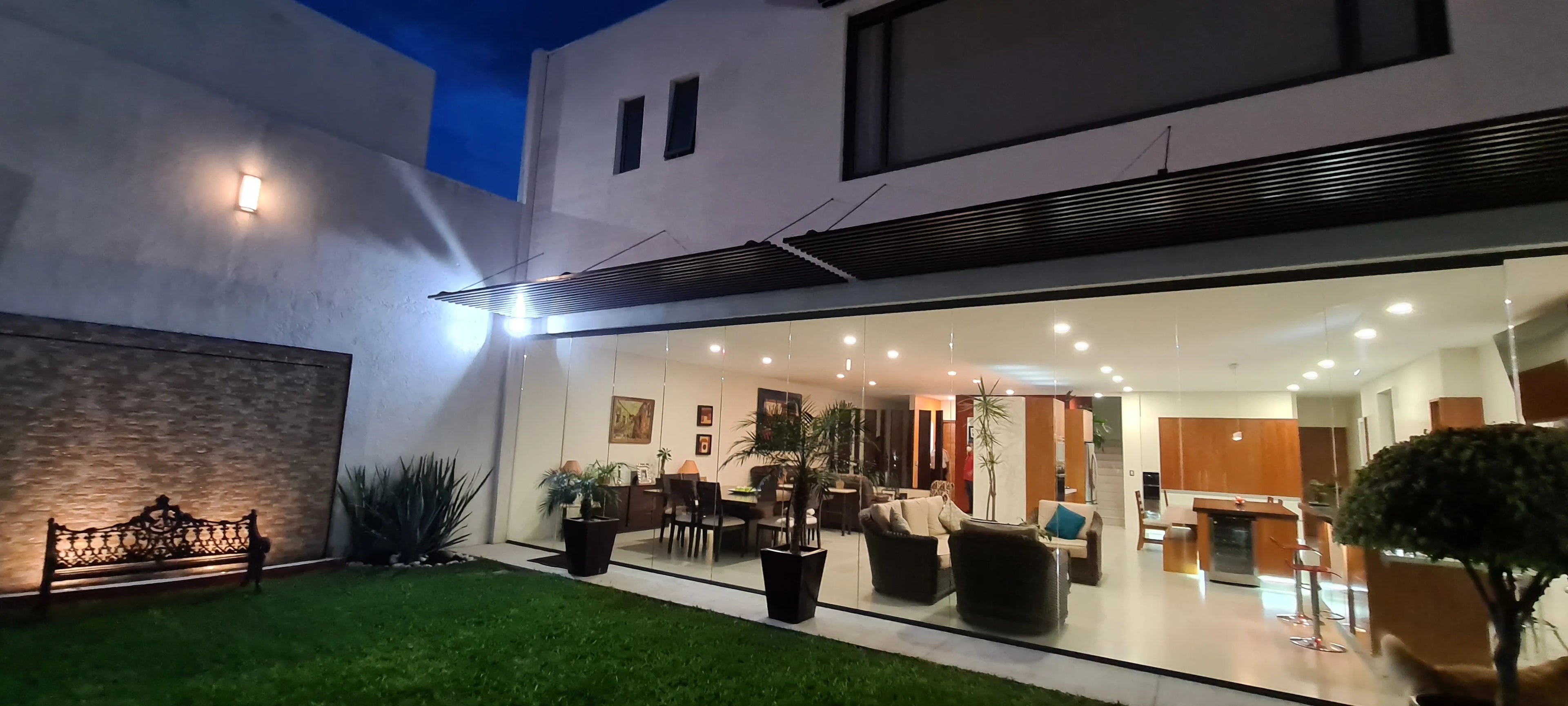 Casa en venta en Residencial Corinto, Temixco — 4 recámaras, alberca y paneles solares