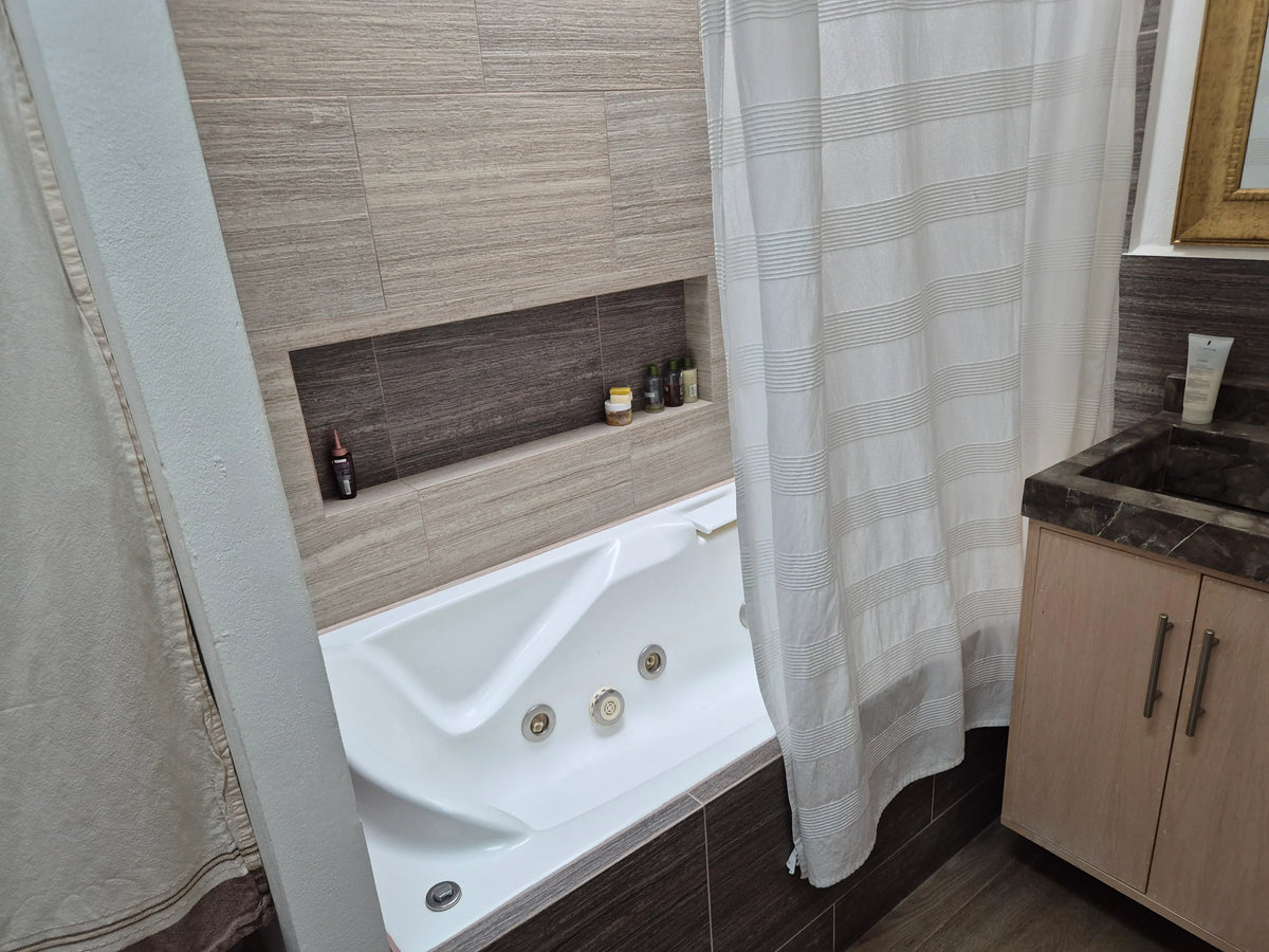 Baño con tina de hidromasaje — Casa Brisas del Mar, Jiutepec