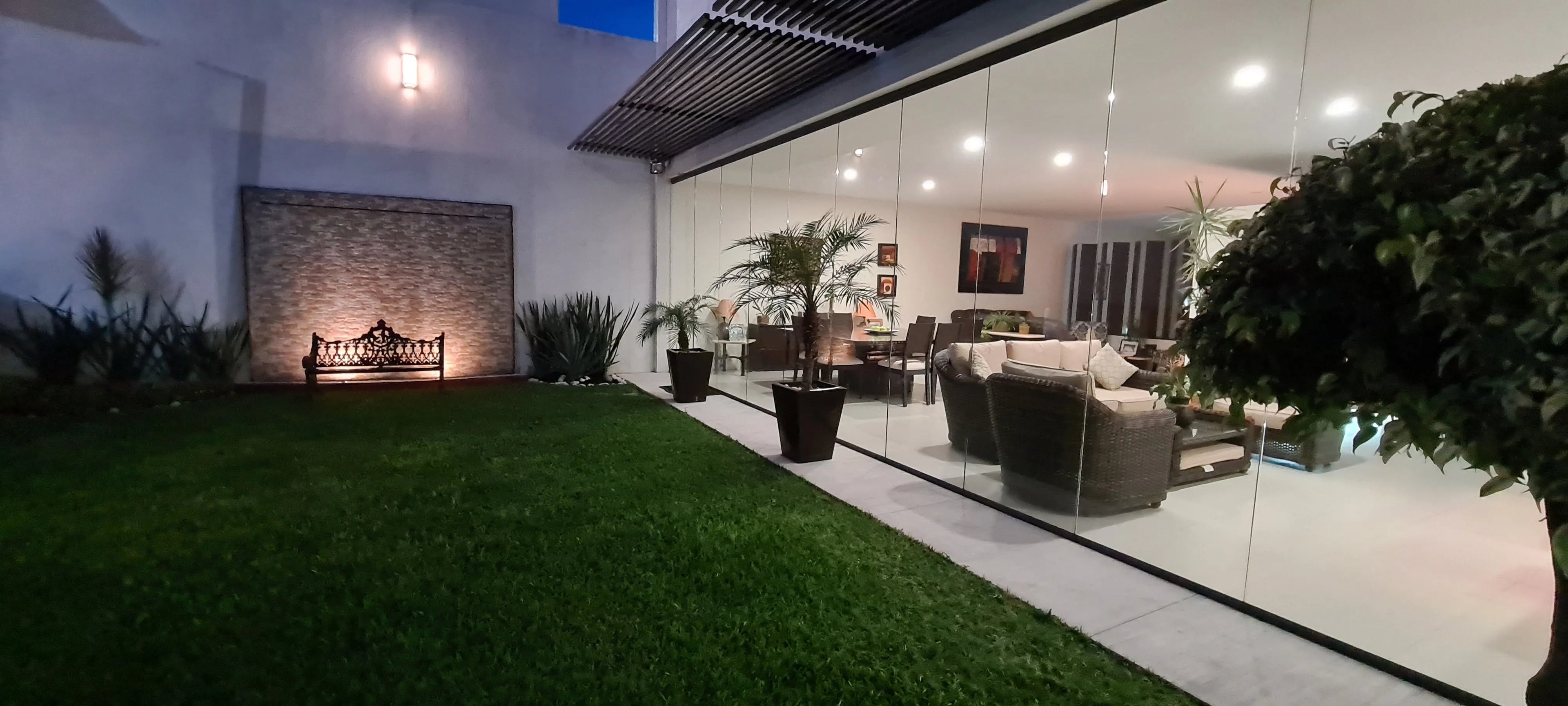 Casa en venta en Residencial Corinto, Temixco — 4 recámaras, alberca y paneles solares