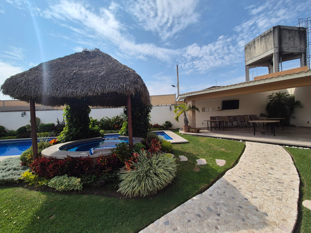 Casa en Venta · Brisas del Mar, Jiutepec — Jardín Privado y Alberca Climatizada