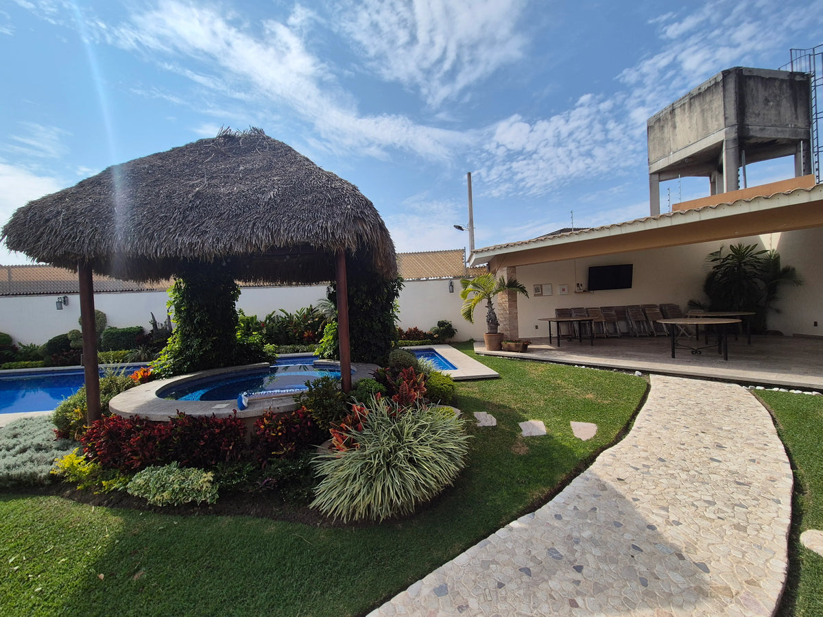 Alberca y área verde — Casa Brisas del Mar, Jiutepec