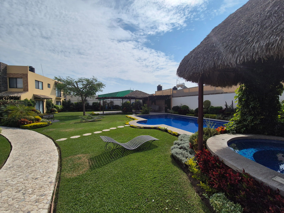 Alberca con camastros — Casa Brisas del Mar, Jiutepec