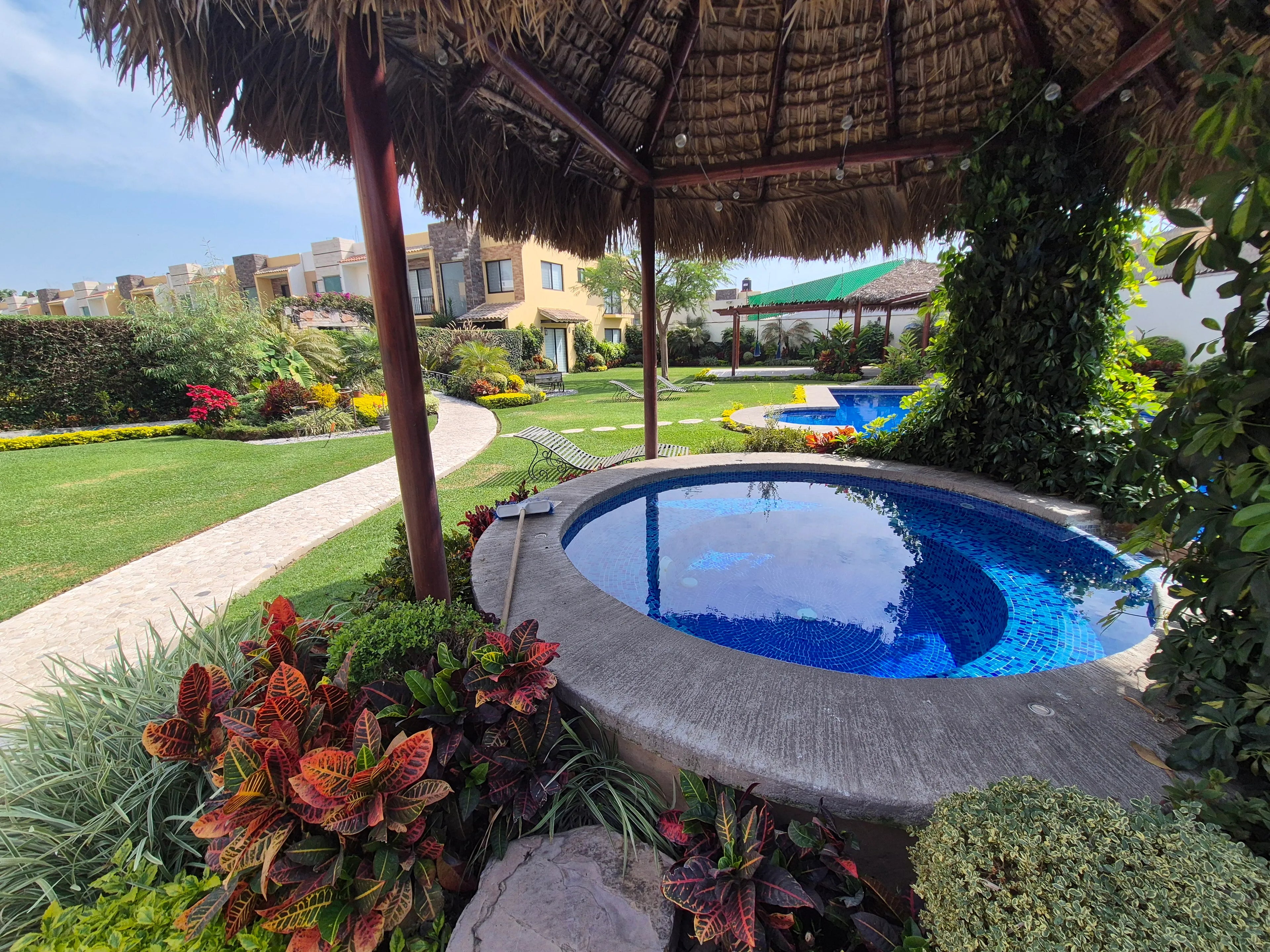 Casa en Venta · Brisas del Mar, Jiutepec — Jardín Privado y Alberca Climatizada